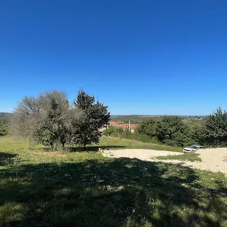 Le Bas Des Poujades Holiday home Reilhaguet