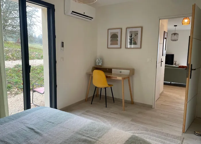 Le Bas Des Poujades *